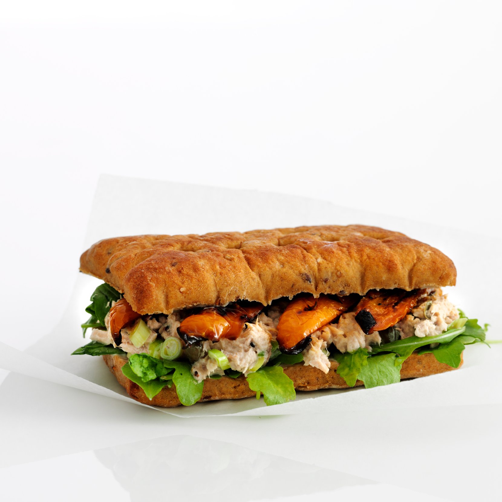 Sandwich med tunsalat og grillet peberfrugt